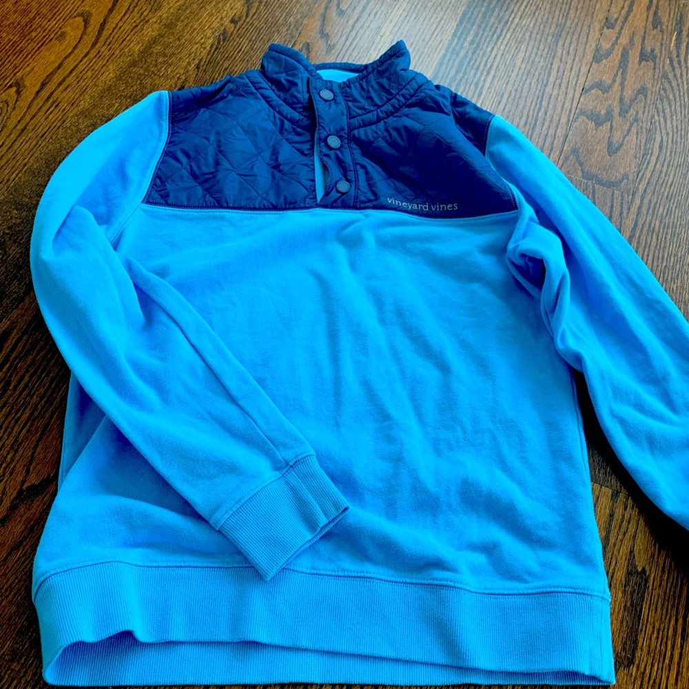 Like new , mint condition pullover sweatshirt by Vineyard Vines.Boys sz L (16)